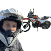 Die neue KTM 390 Adventure R begeistert mit einem drehfreudigen LC4-Motor, wie man ihn aus den 90ern kennt – nur moderner, kräftiger und laufruhig. Untermotorisiert? Auf keinen Fall. Ob entspannt mit 100 auf der Landstraße oder sportlich mit 130 km/h auf der Autobahn, oder mit voller Drehfreude im Gelände – sie macht überall Spaß.